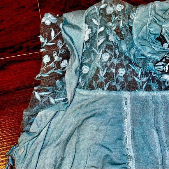 NWOT{POL} sage Lace & embroidered top - Picture 8 of 13